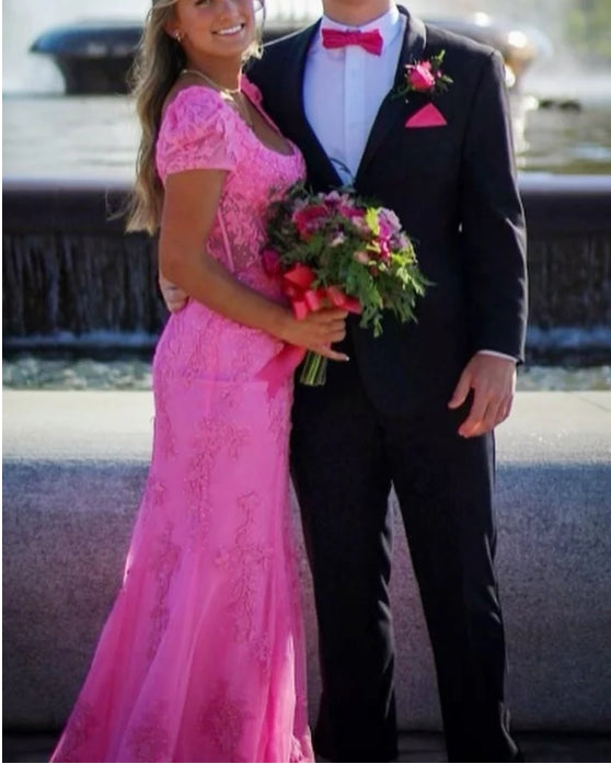 Vestido de fiesta de tul con escote cuadrado, mangas abullonadas y apliques